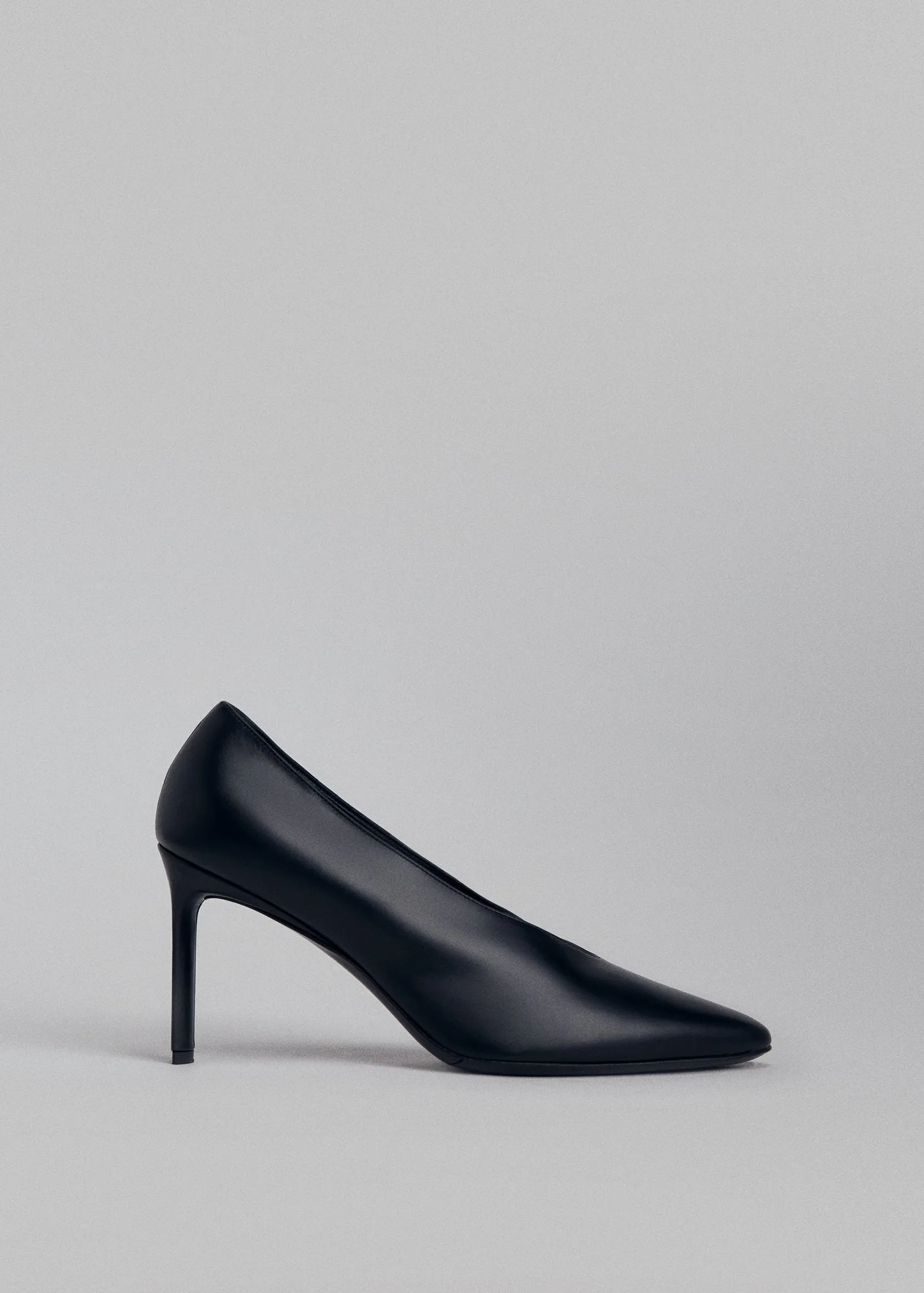 V Neck Heel Pump in Smooth Leather - Black